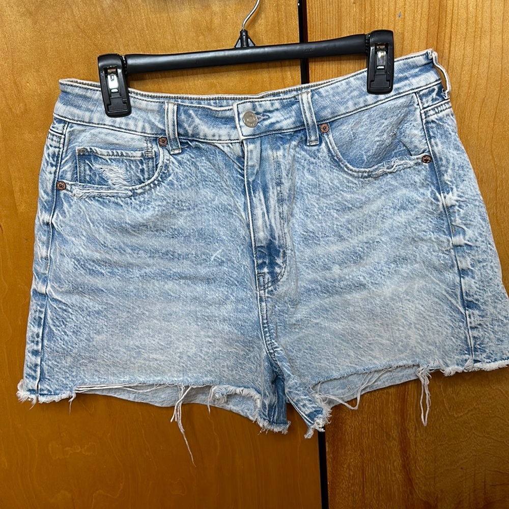 American Eagle Distressed “Mom Short”